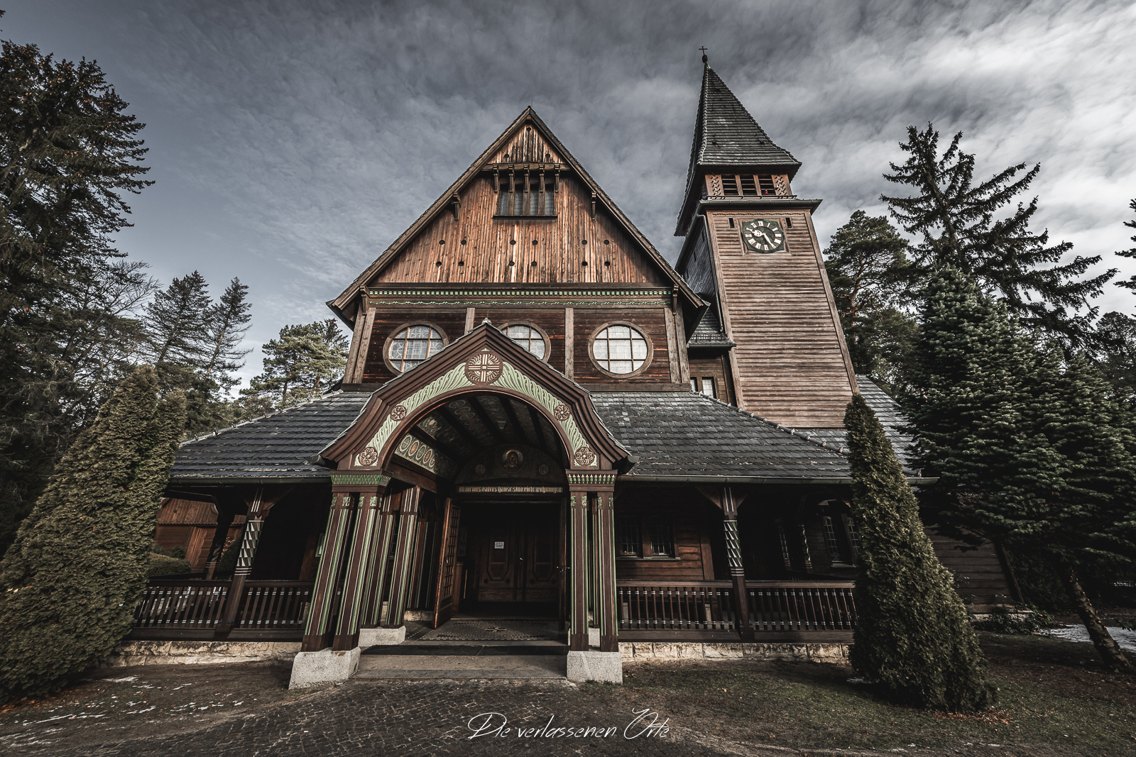 Friedhofskirche „Dark“